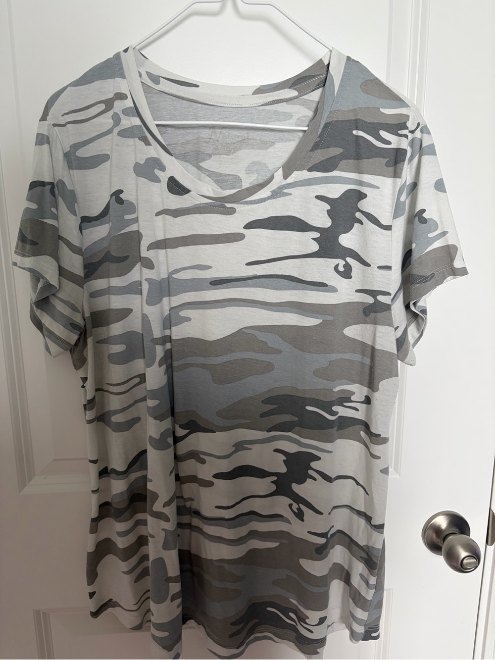 👚Natural Reflections Gray Camo V-Neck Short Sleeve Tee